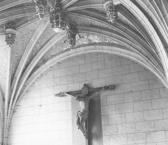statue : Christ en croix, vue générale