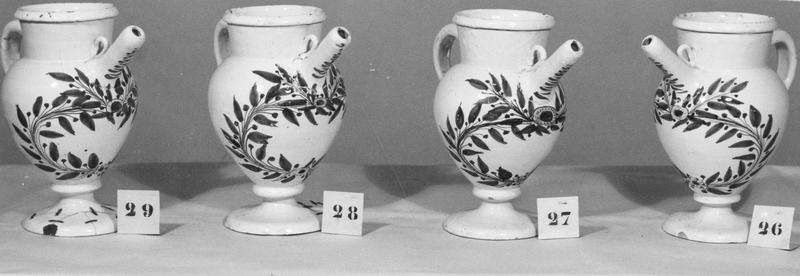 pots à pharmacie - © Ministère de la Culture (France), Médiathèque du patrimoine et de la photographie (objets mobiliers), tous droits réservés