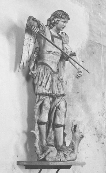 statue : saint Michel, vue générale