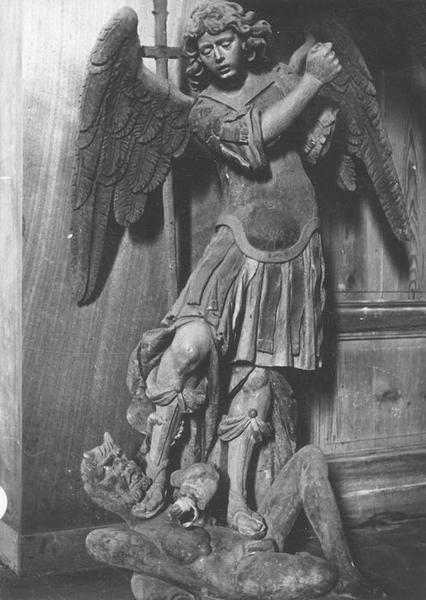 groupe sculpté : saint Michel terrassant le dragon, vue générale