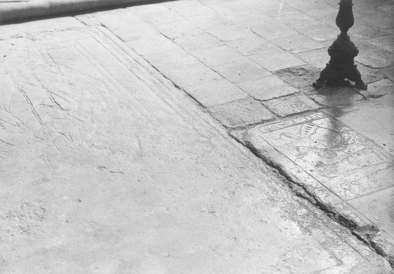 dalle funéraire, vue partielle