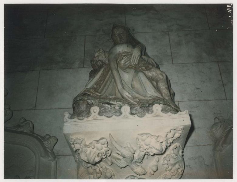 groupe sculpté : Vierge de Pitié, vue générale ; dais d'autel flamboyant, vue générale