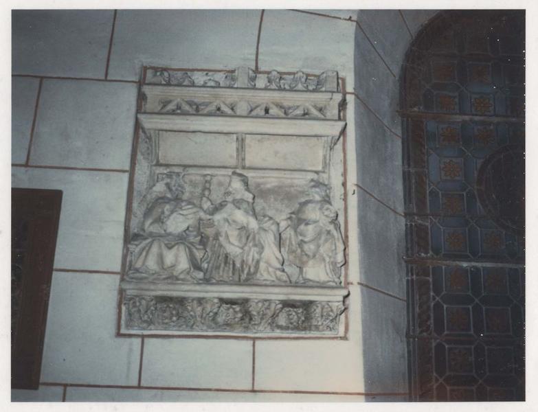 haut-relief : priant présenté à la Vierge à l'Enfant par ses saints Patrons, vue générale - © Ministère de la Culture (France), Médiathèque du patrimoine et de la photographie (objets mobiliers), tous droits réservés