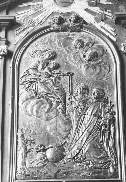 retable latéral nord, bas-relief (panneau sculpté) : la Remise du rosaire à saint Dominique et à sainte Catherine de Sienne, vue générale