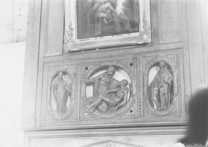 bas-relief : Vierge de Pitié entre saint Gilles et un saint Evêque, vue générale