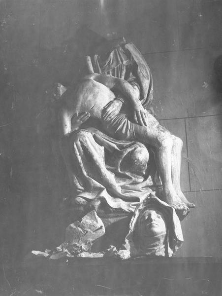 groupe sculpté : Vierge de Pitié, vue générale
