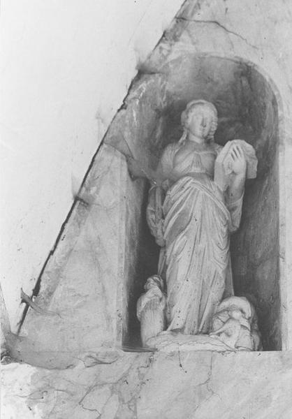 groupe sculpté : sainte Geneviève (?), vue générale