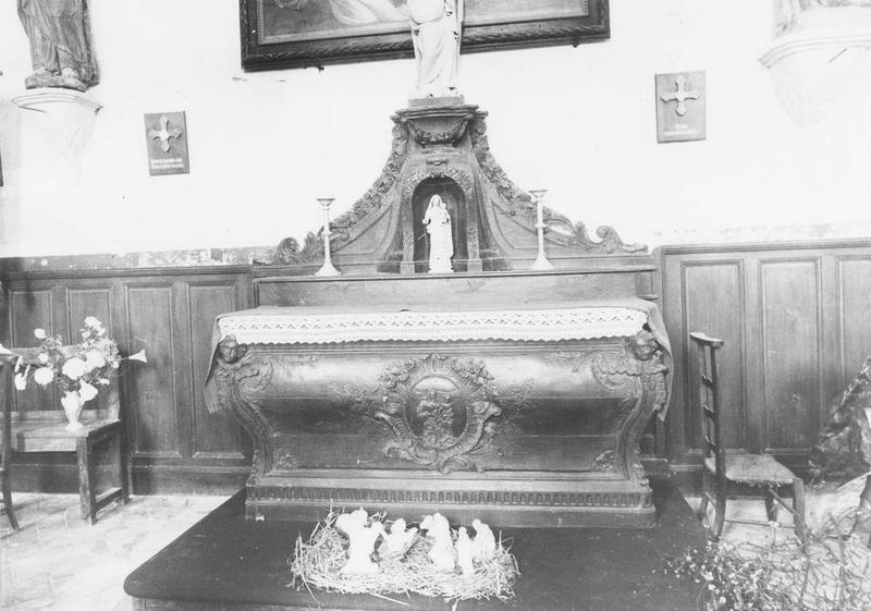 Autel latéral nord avec médaillon de la Vierge à l'enfant, vue générale