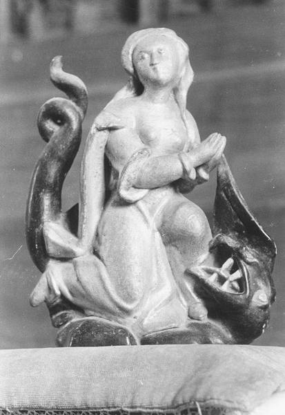 statuette : sainte Marguerite issant du dragon, vue générale
