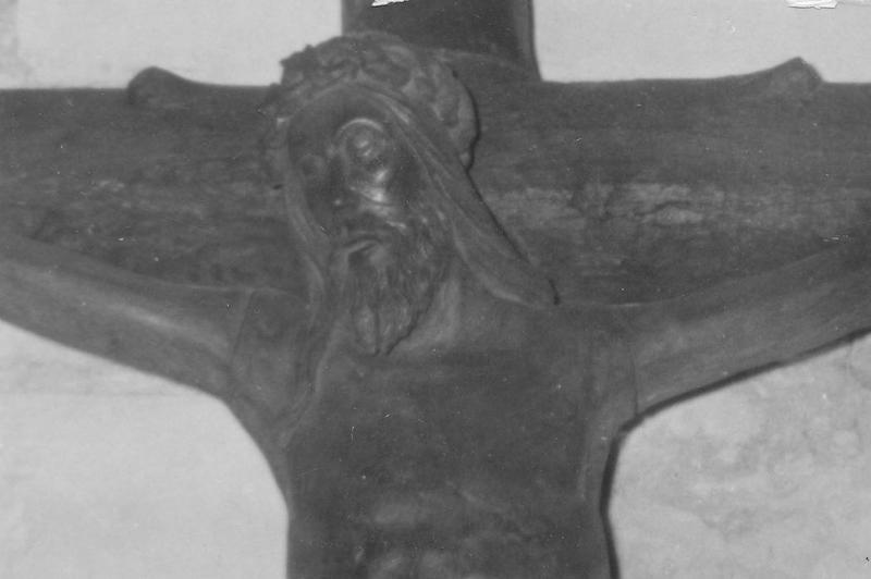 statue : Christ en croix, détail