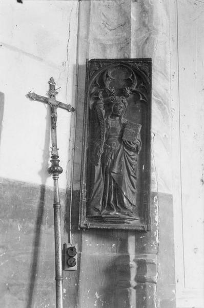relief (panneau sculpté) des anciennes stalles: sainte Barbe, vue générale