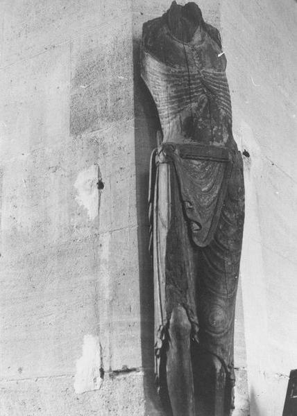 statue : Christ en croix, vue  générale