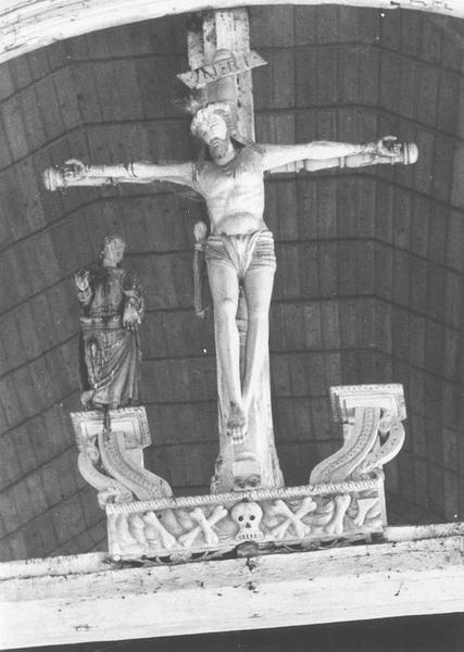 groupe sculpté : le Christ en croix, saint Jean, vue générale
