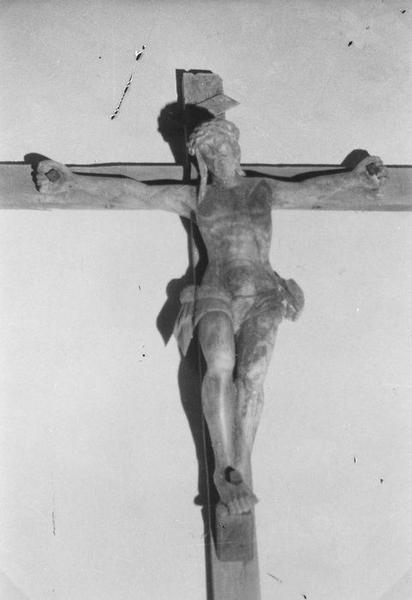 Statue : Christ en croix, vue générale