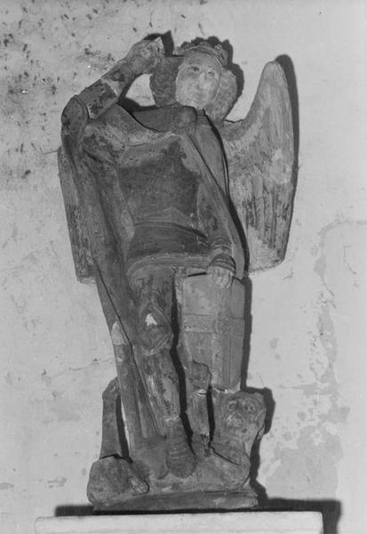 statue : saint Michel, vue générale