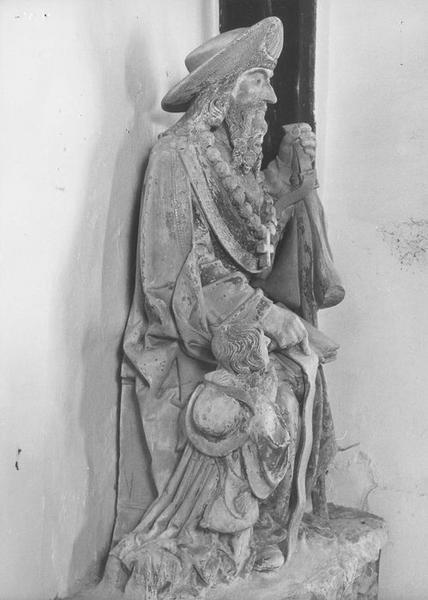 groupe sculpté : saint Jacques de Compostelle et un donateur, vue générale