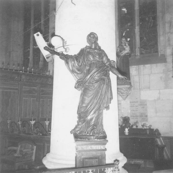 statue : sainte Marthe, vue générale