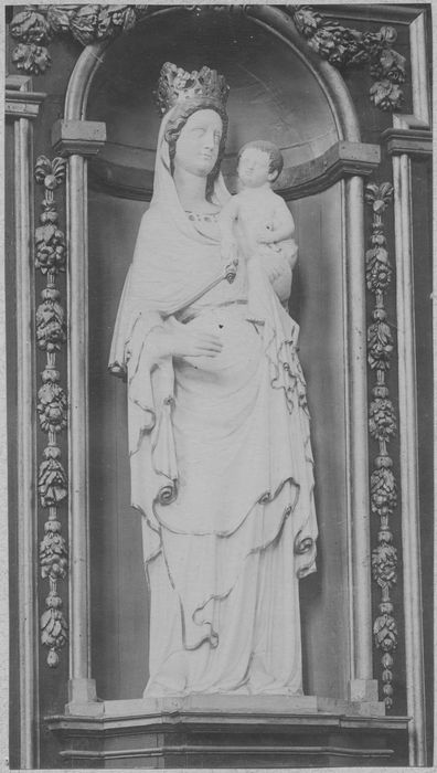 statue : Vierge à l'Enfant