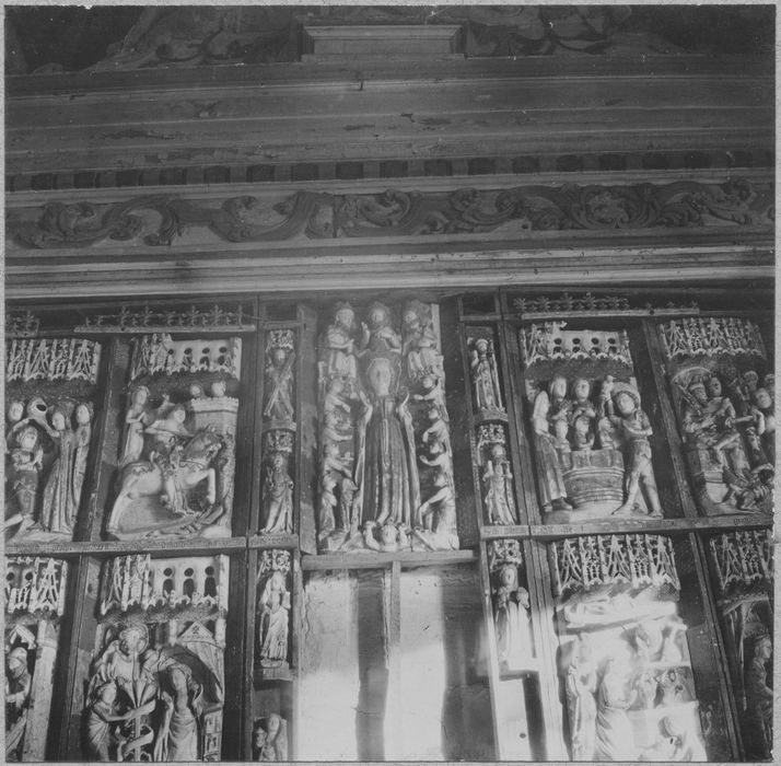 retable du maître-autel ; bas-reliefs : Scènes de la Vie de la Vierge, Scènes de la Vie de saint Georges ; statuettes : Saint Antoine et son cochon, Saint Jean l'Evangéliste, Saint André, Saint Pierre, Sainte Brigitte ?, Sainte Madeleine, Saint Jacques le Majeur, Saint Paul, Une sainte, Sainte Barbe, Saint Christophe, vue partielle