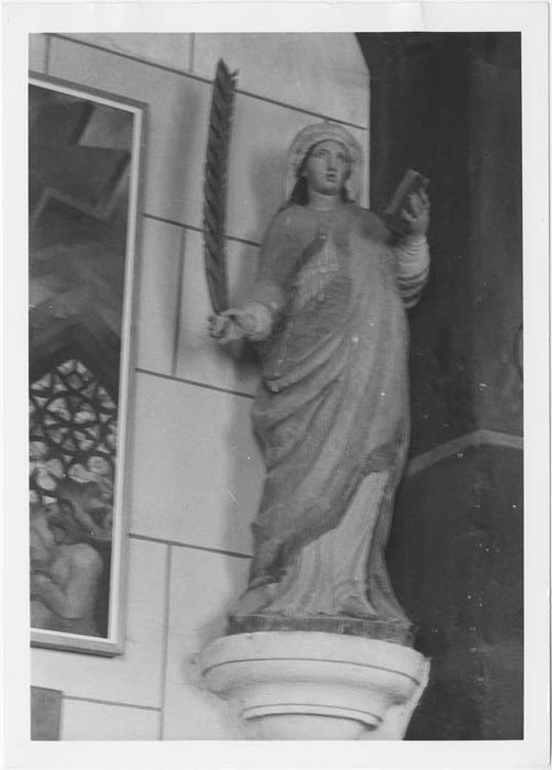 Statue : Sainte tenant un livre