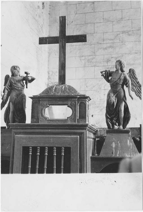 Reliquaire de la Vraie Croix et deux statues : Deux anges adorateurs