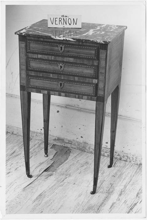 table de nuit - © Ministère de la Culture (France), Médiathèque du patrimoine et de la photographie, Tous droits réservés