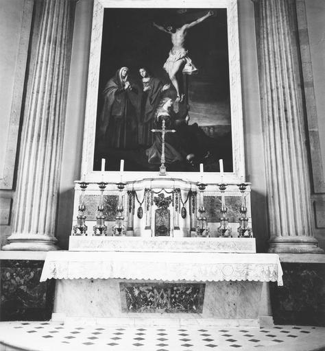 autel, tabernacle, chandeliers et tableau : Crucifixion, huile sur toile - © Ministère de la Culture (France), Médiathèque du patrimoine et de la photographie (objets mobiliers), tous droits réservés