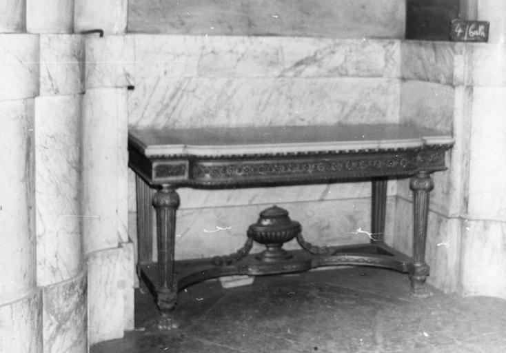 table, bois sculpté et doré, vers 1850