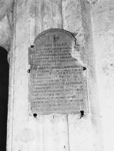 plaque commémorative, inscription gravée commémorant l'inhumantion dans l'église Saint-Pierre de Ragenfroy (mort en 955) et de Fulbert (mort en 1028), évêques de Chartres, de Clément de Vitré, mort en 1244, évêque de Dol, pierre - © Ministère de la Culture (France), Médiathèque du patrimoine et de la photographie, diffusion RMN-GP