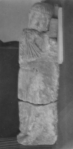 statue : roi en prière, trouvée en 1952 (provient de l'ancienne abbaye de Saint-Père)