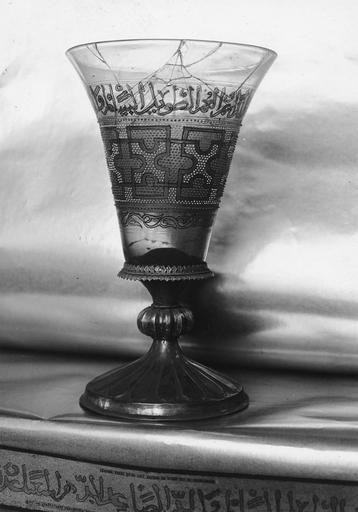 verre à pied de Damas dit verre de Charlemagne - © Ministère de la Culture (France), Médiathèque du patrimoine et de la photographie (objets mobiliers), tous droits réservés