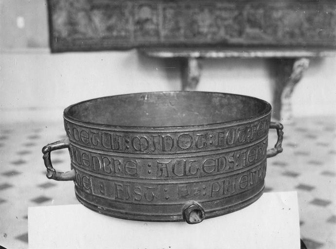 mesure à grain, balance (minot à blé), bronze, inscription, 1283 - © Ministère de la Culture (France), Médiathèque du patrimoine et de la photographie (objets mobiliers), tous droits réservés