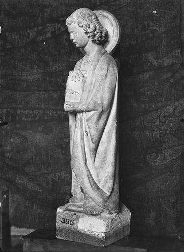 statue (statuette) : saint Jean l'Evangéliste, pierre, vue de côté - © Ministère de la Culture (France), Médiathèque du patrimoine et de la photographie (objets mobiliers), tous droits réservés