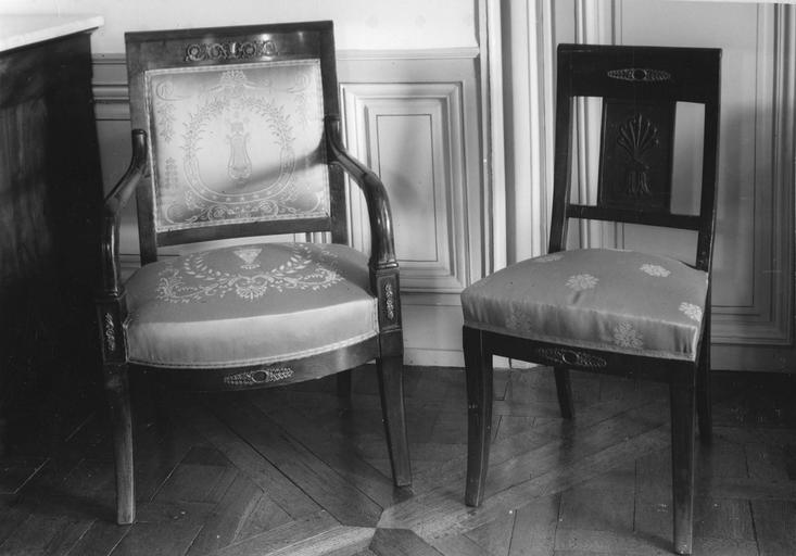 fauteuil et chaise, acajou et bronze, 1811 - © Ministère de la Culture (France), Médiathèque du patrimoine et de la photographie (objets mobiliers), tous droits réservés