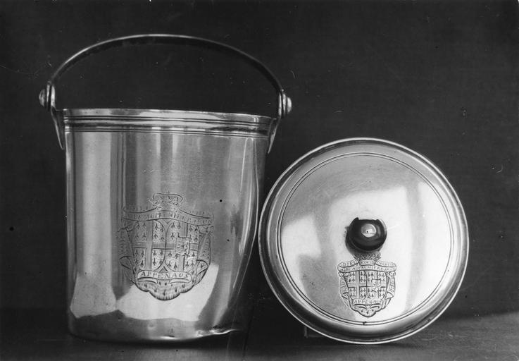 pot à pharmacie (pot à onguent), argent - © Ministère de la Culture (France), Médiathèque du patrimoine et de la photographie (objets mobiliers), tous droits réservés