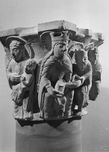chapiteau : L'Adoration des Mages, la Vierge à l'Enfant, pierre, provenant de la collégiale Saint-Etienne - © Ministère de la Culture (France), Médiathèque du patrimoine et de la photographie (objets mobiliers), tous droits réservés