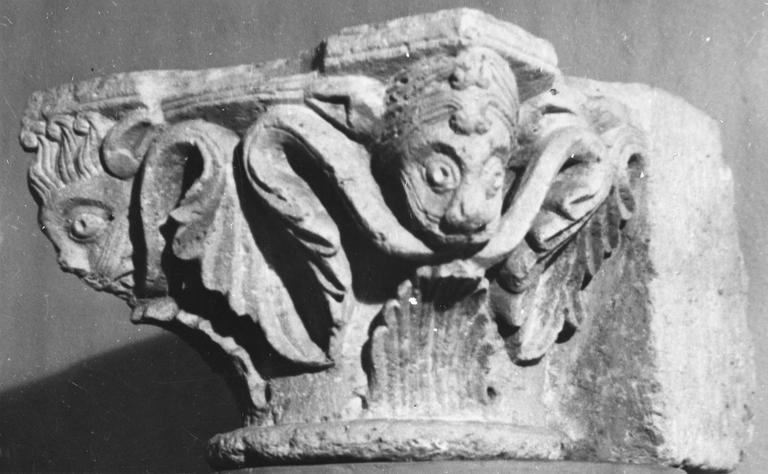 chapiteau provenant de la collégiale Saint-Etienne, pierre sculptée - © Ministère de la Culture (France), Médiathèque du patrimoine et de la photographie (objets mobiliers), tous droits réservés