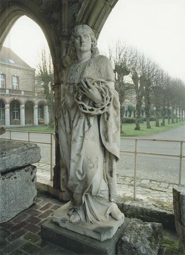 statue : Saint Louis, marbre blanc, vue de côté