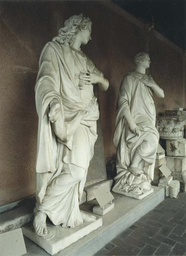 statue : Saint Jean l'Evangéliste, marbre blanc, côté droit