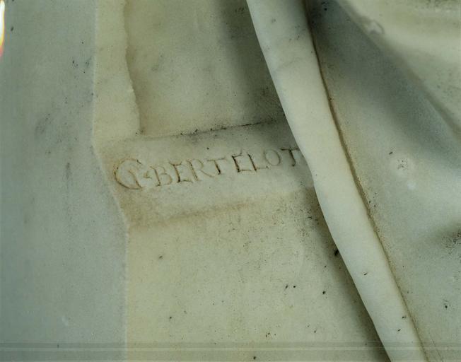 statue : la Prière, marbre, détail de l'inscription : G. BERTELOT