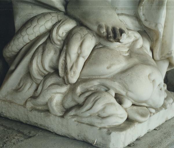 statue : La Force, marbre, détail du pied droit écrasant le serpent