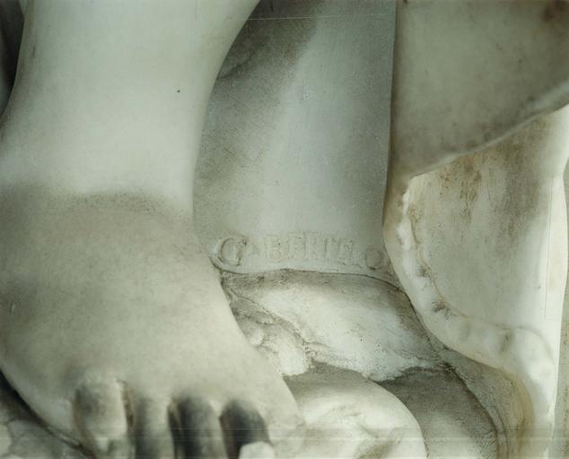 statue : La Force, marbre, détail de l'inscription : G. BERTELOT