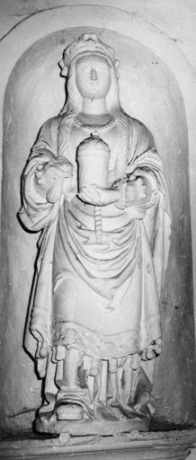 statue : sainte Madeleine, pierre badigeonnée en blanc, traces d'une ancienne polychromie