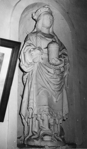 statue : sainte Madeleine, pierre badigeonnée en blanc, traces d'une ancienne polychromie