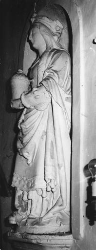 statue : sainte Madeleine, pierre badigeonnée en blanc, traces d'une ancienne polychromie, vue de côté