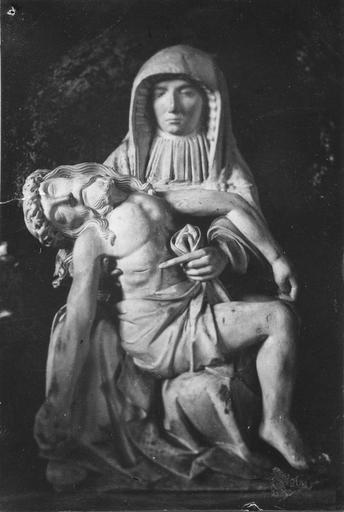 groupe sculpté : Vierge de Pitié, pierre - © Ministère de la Culture (France), Médiathèque du patrimoine et de la photographie (objets mobiliers), tous droits réservés