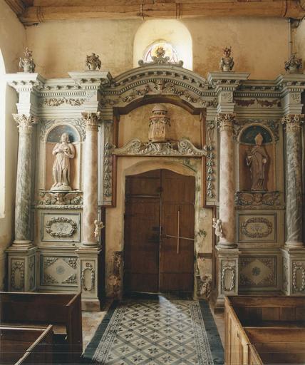 retable avec deux statues : saint Jean-Baptiste et saint Evêque, deux anges cérophéraires, tabernacle hexagonal avec plateforme et dôme à écailles, bois sculpté et peint, vers 1720, provenant de l'église Saint-Jean des Murgers (placé au fond de la nef) - © Ministère de la Culture (France), Médiathèque du patrimoine et de la photographie, diffusion RMN-GP