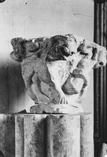 chapiteau en pierre, déposé au collège - © Ministère de la Culture (France), Médiathèque du patrimoine et de la photographie (objets mobiliers), tous droits réservés