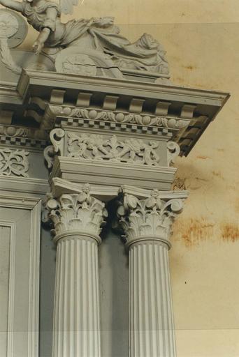 partie haute du retable, bas-relief et colonnes corinthiennes - © Ministère de la Culture (France), Médiathèque du patrimoine et de la photographie, diffusion RMN-GP