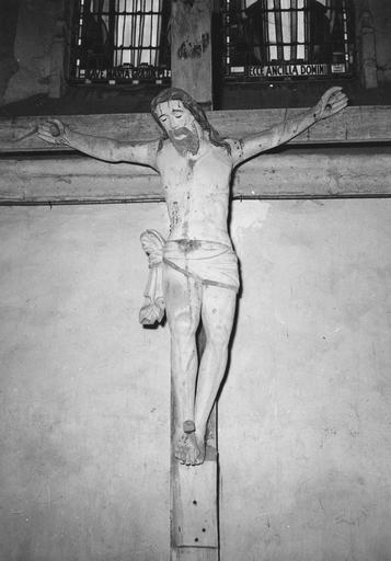 Statue : Christ en croix